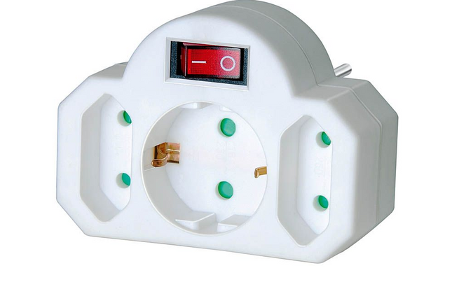 adapterstekker 2x euro + 1x geaard (schuko) met schakelaar
