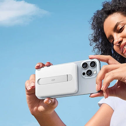 ESR Qi2 MagSlim 5000 mAh magnetische powerbank met standaard (wit)