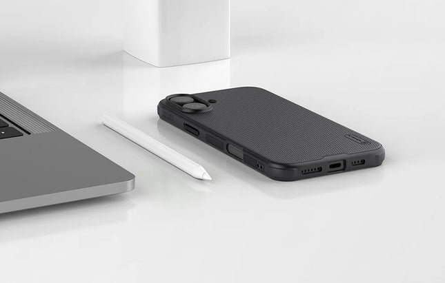 Nillkin Super Frosted Shield Pro hoesje voor iPhone 16 Plus (zwart)