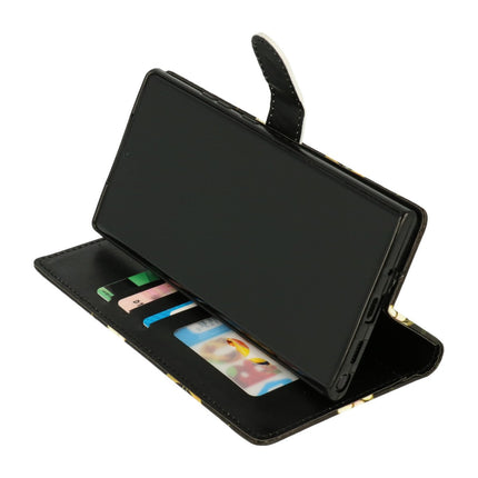 iPhone 15 Pro Hülle mit Bücherregal-Print – Marmorblau