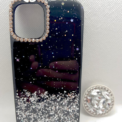 Rückseite der iPhone 12 Mini-Hülle in Silber und Schwarz mit glitzerndem Bling und Pop-Halter-Sockel, Luke Fashion Case 